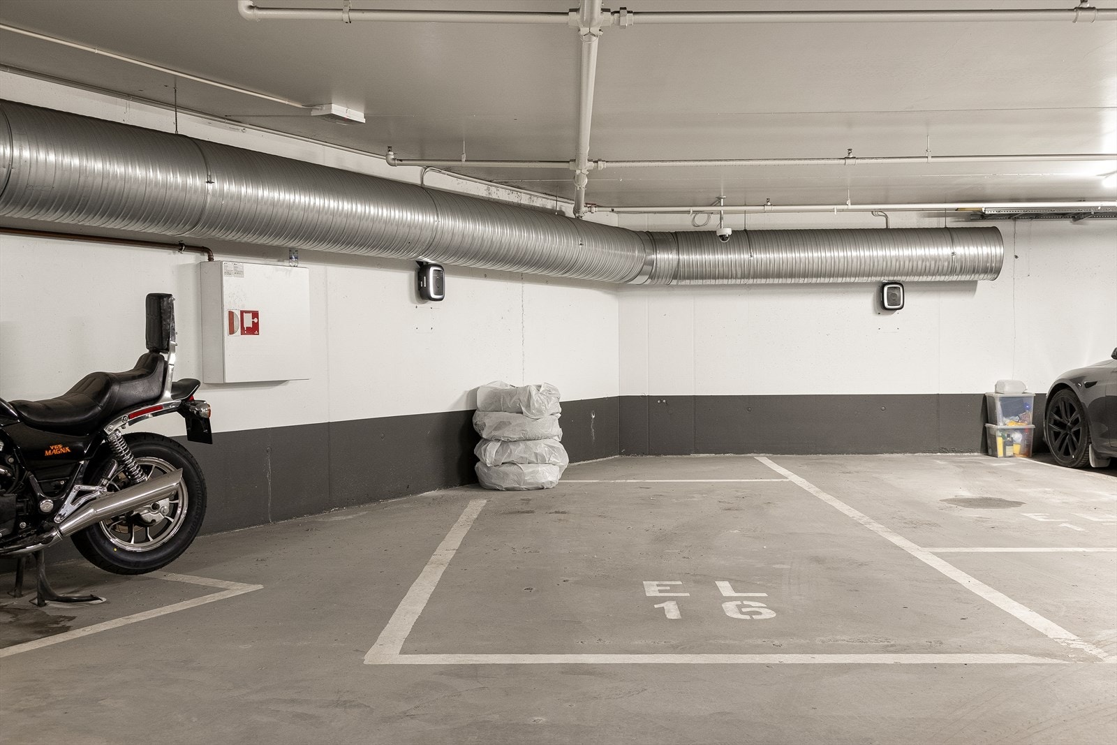 Med leiligheten følger det en garasjeplass, denne har eget ladepunkt- nytt av 2024. Galleribilde