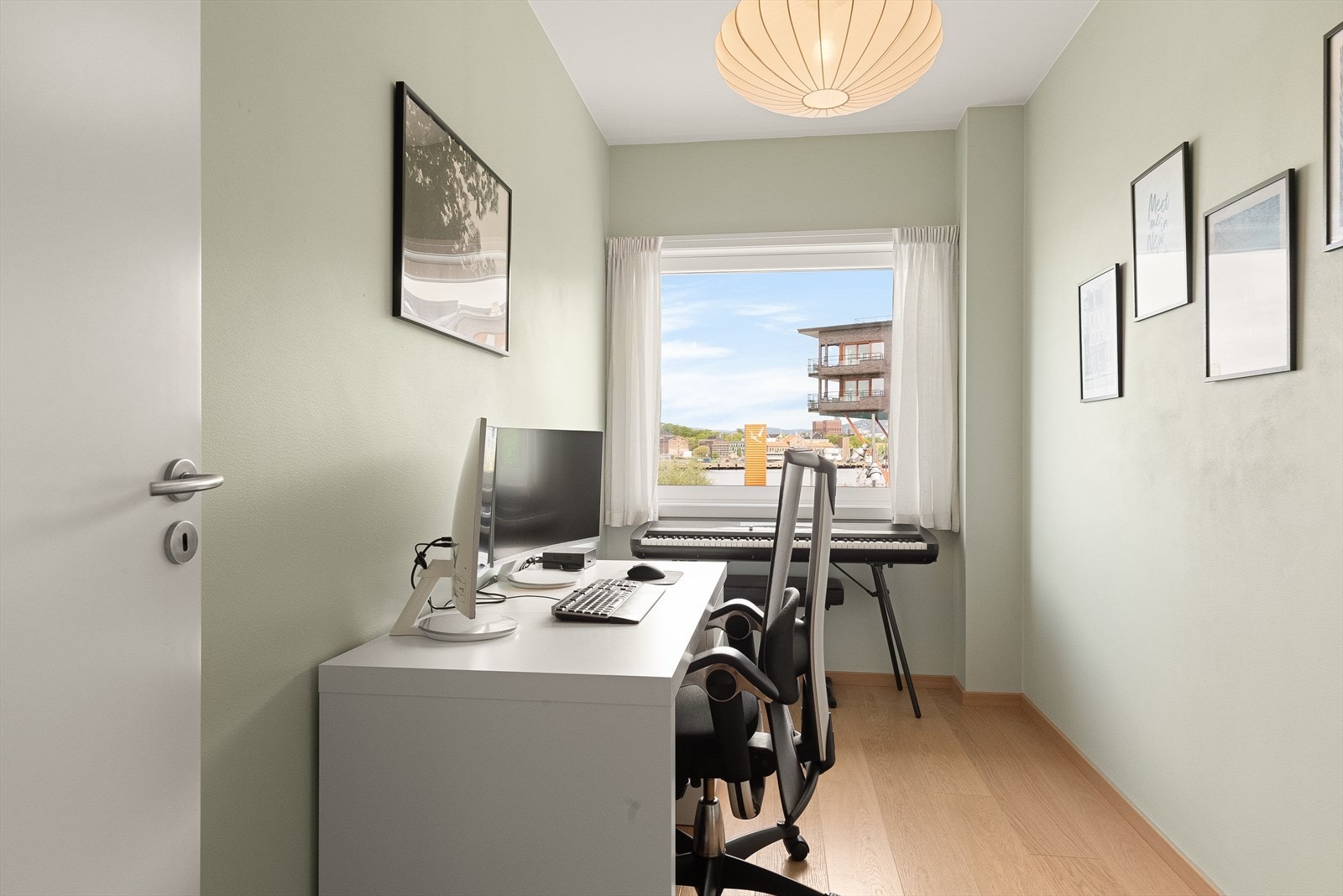 Romslig soverom/kontor. Malt i en tidsriktig farge, og har rikelig med lysinnslipp. Galleribilde