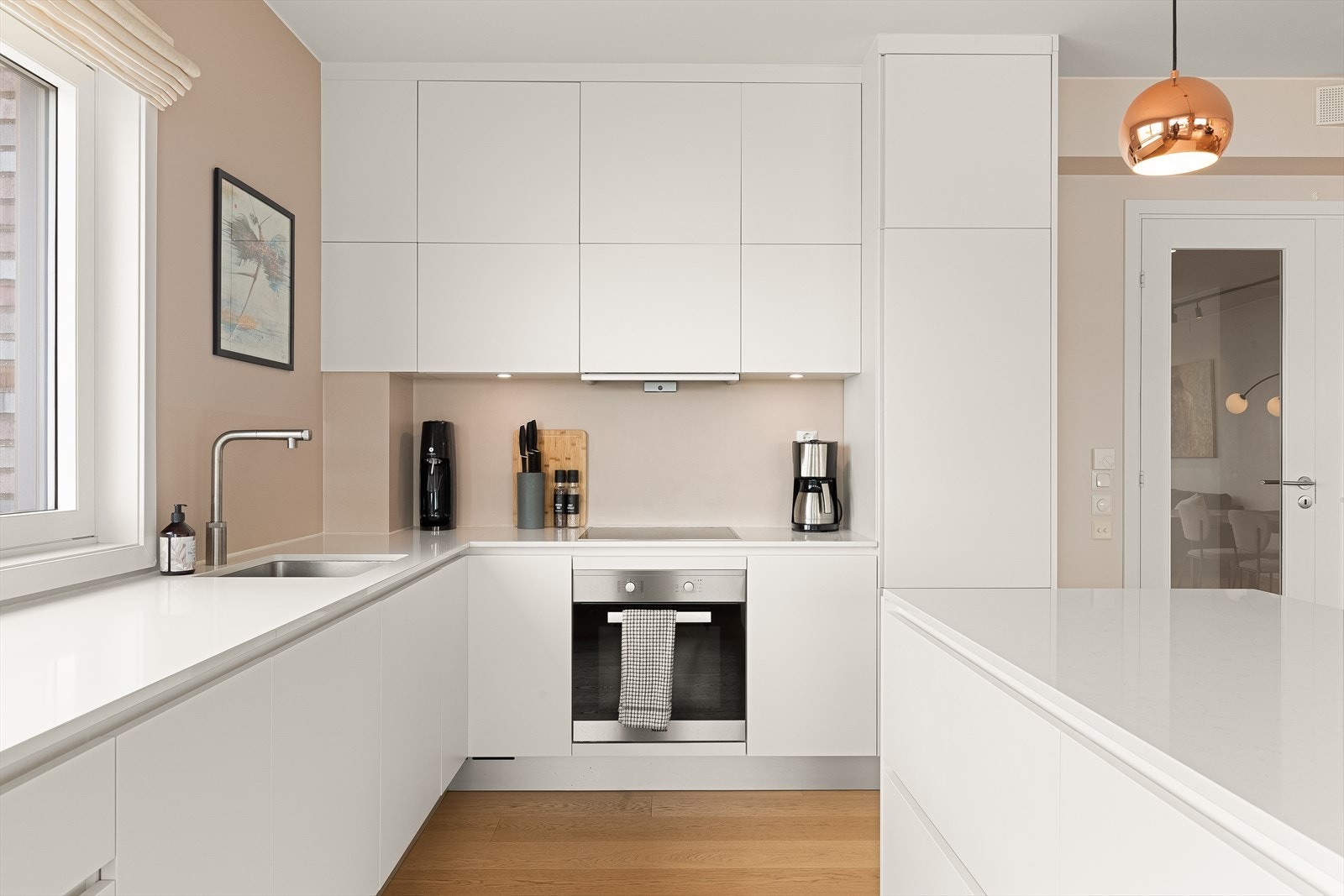 Kjøkkenet holder et moderne og stilrent uttrykk. Galleribilde