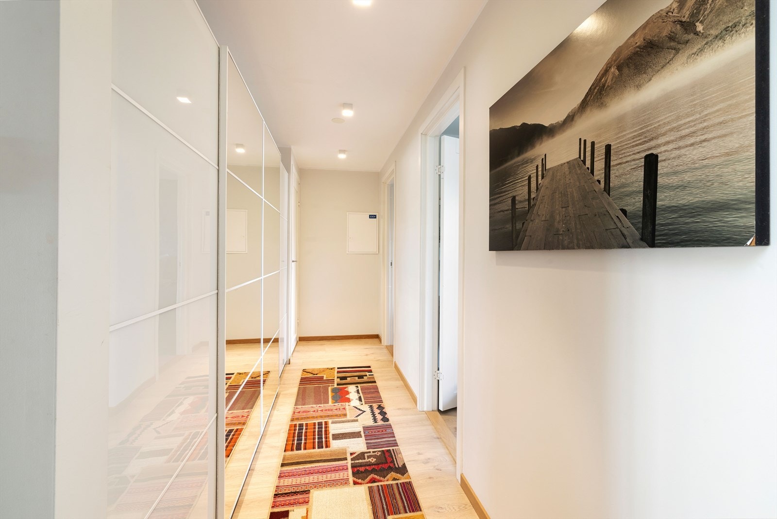 Gang mot soverom og baderom Galleribilde