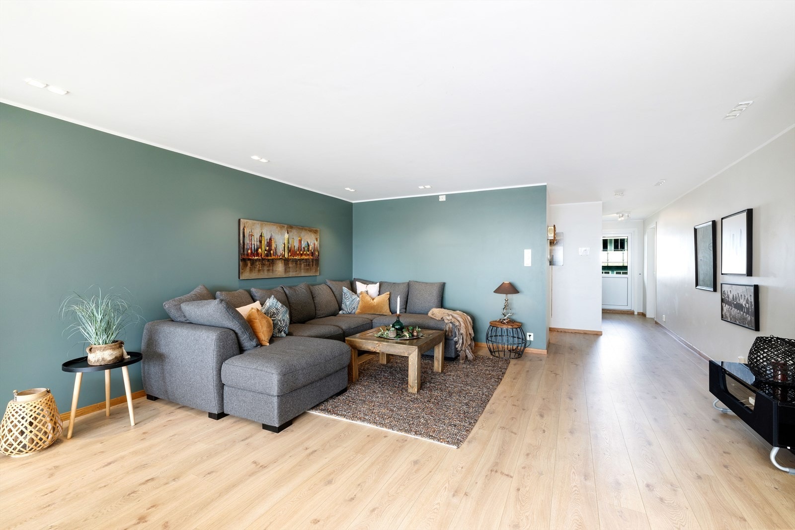 Utgang til balkong i enden av rommet Galleribilde