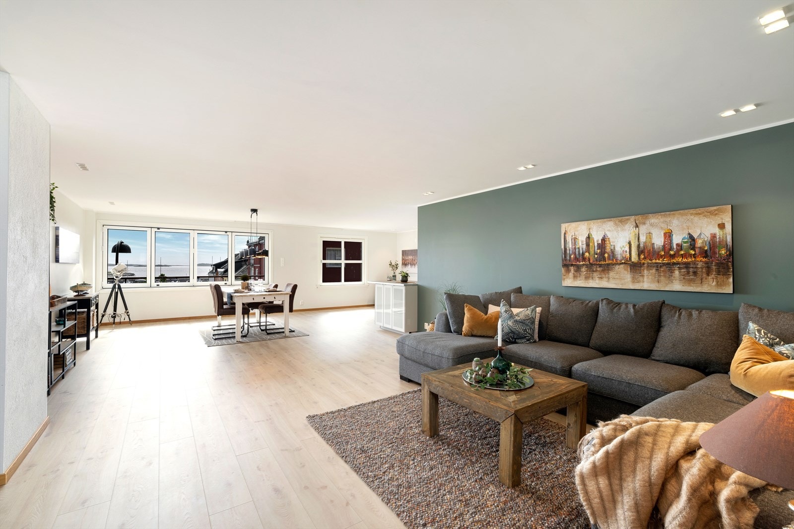 Leilighetens hovedrom er rommet hvor vi har åpen stue/ kjøkken løsning. Her er det store vindusflater som sørger for rikelig med naturlig lysinnslipp. Galleribilde