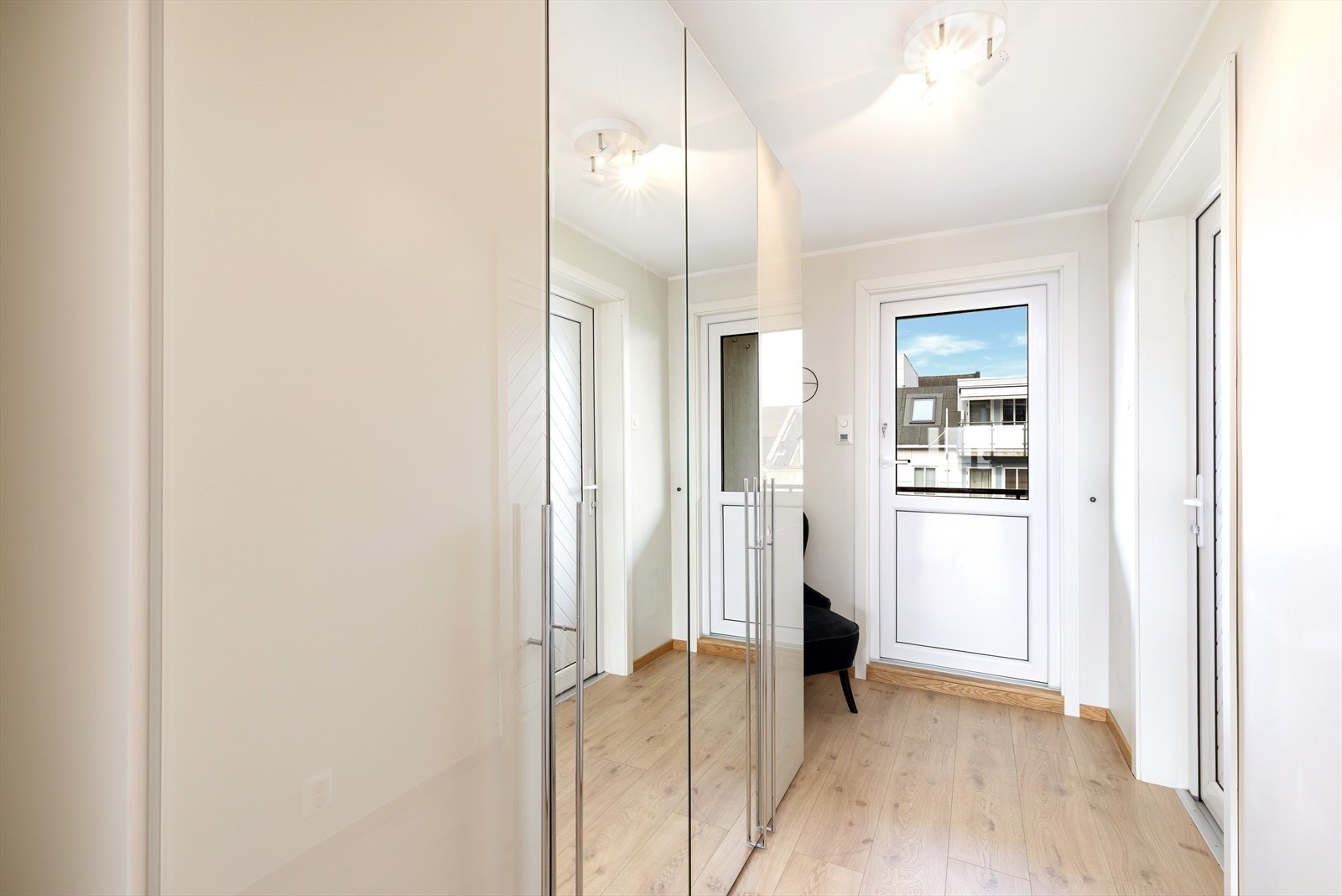 I gangen er det god plass til å henge fra seg yttertøy og sko. Herfra er det videre adkomst mot stuen, samt utgang til balkong. Galleribilde