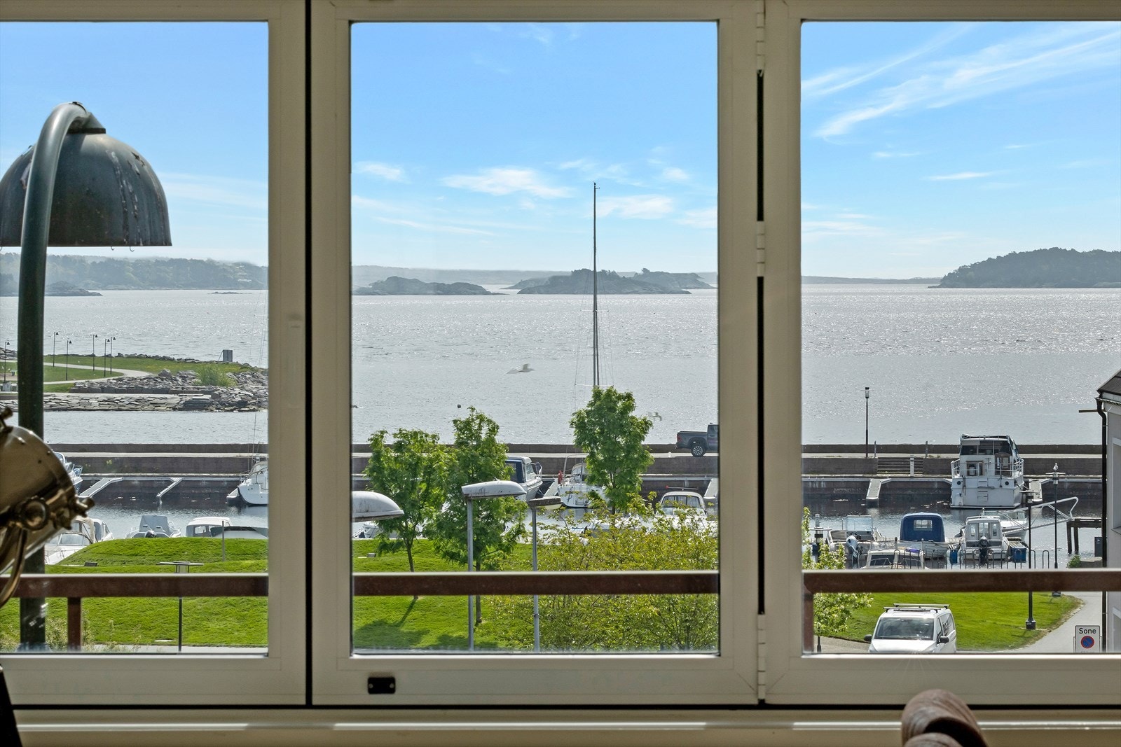 Fra leiligheten er det en flott utsikt til Christianholm småbåthavn (Langfeldts almenning ), Bystranda og sjøen. Galleribilde