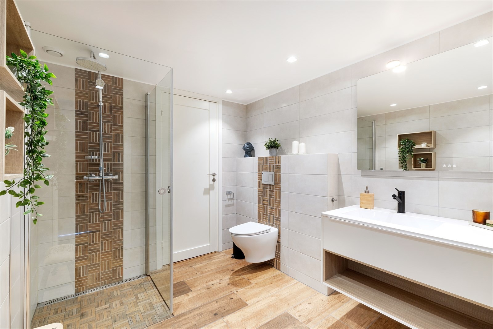 Baderommet ligger like ved soverommene. Et romslig baderom som ble pusset opp i 2019. Galleribilde