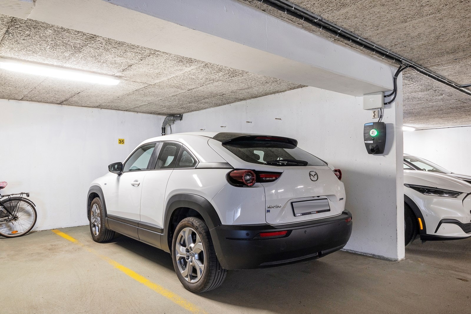 Det medfølger 1 parkeringsplass med el.lader i byggets kjeller Galleribilde