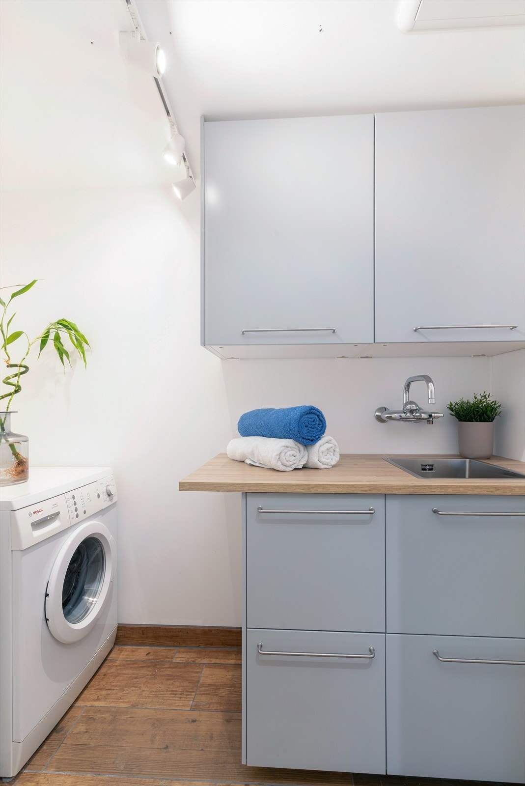 Fra baderommet er det videre inngang til et praktisk vaskerom. Galleribilde