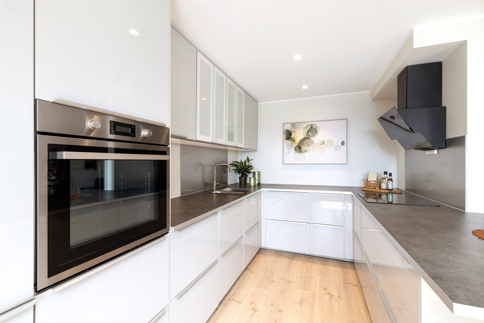 På kjøkkenet er det godt med oppbevaringsplass i under- og overskap. Innredningen er naturlig plassert i rommet, med åpen men samtidig skjermet løsning mot stuen. Kjøkkenet var nytt i 2019 og levert av Ikea. Galleribilde