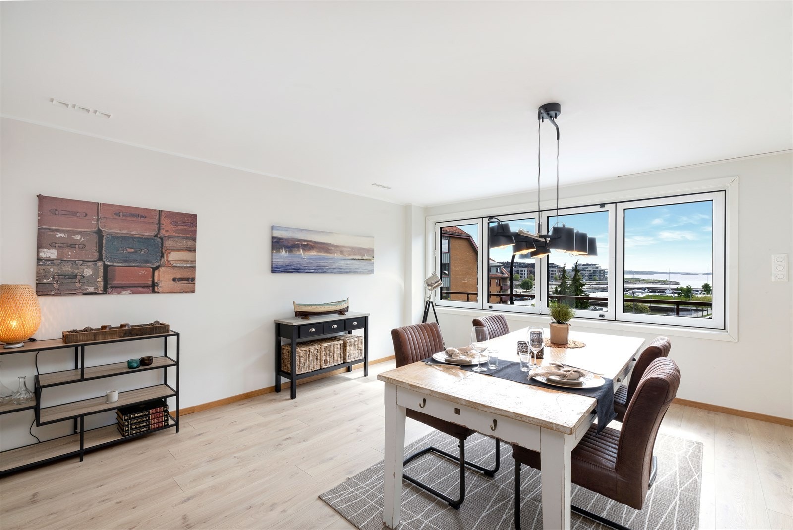 Foldevinduer som kan åpnes, og skyves til siden ved spisebord. Galleribilde