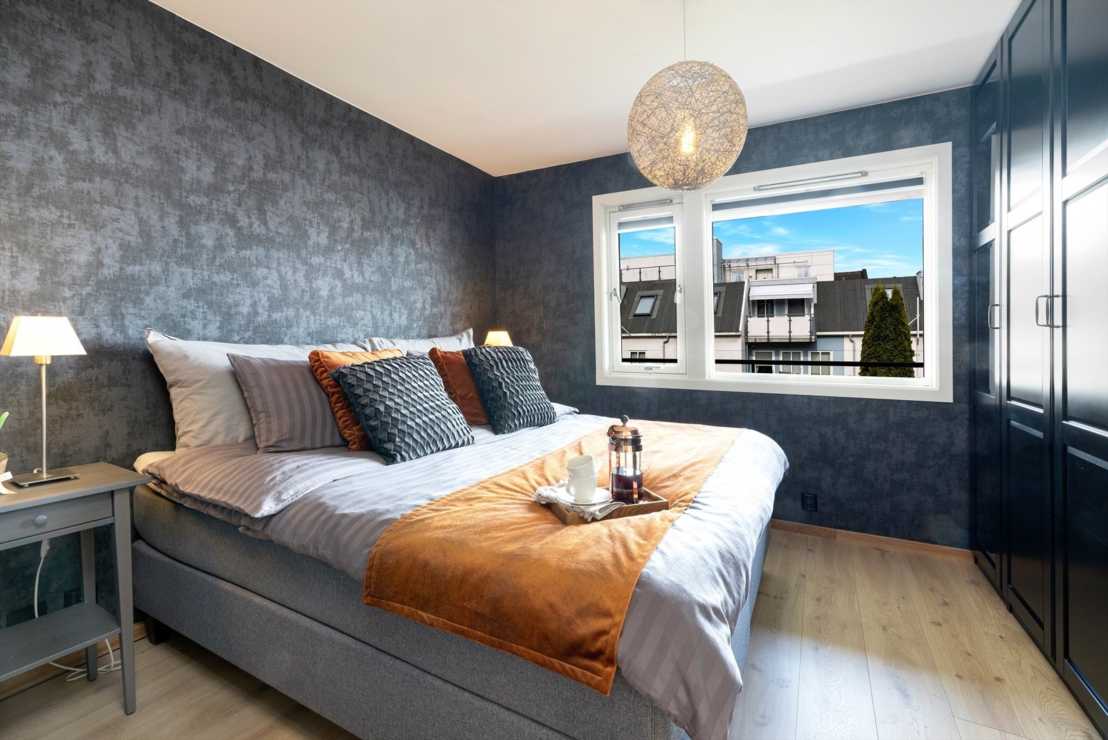 Leiligheten har to gode soverom hvor begge rommene vender inn mot rolig bakgård. På hovedsoverommet er det godt med oppbevaringsplass i garderobe, samt god plass til stor seng med tilhørende møblement. Galleribilde