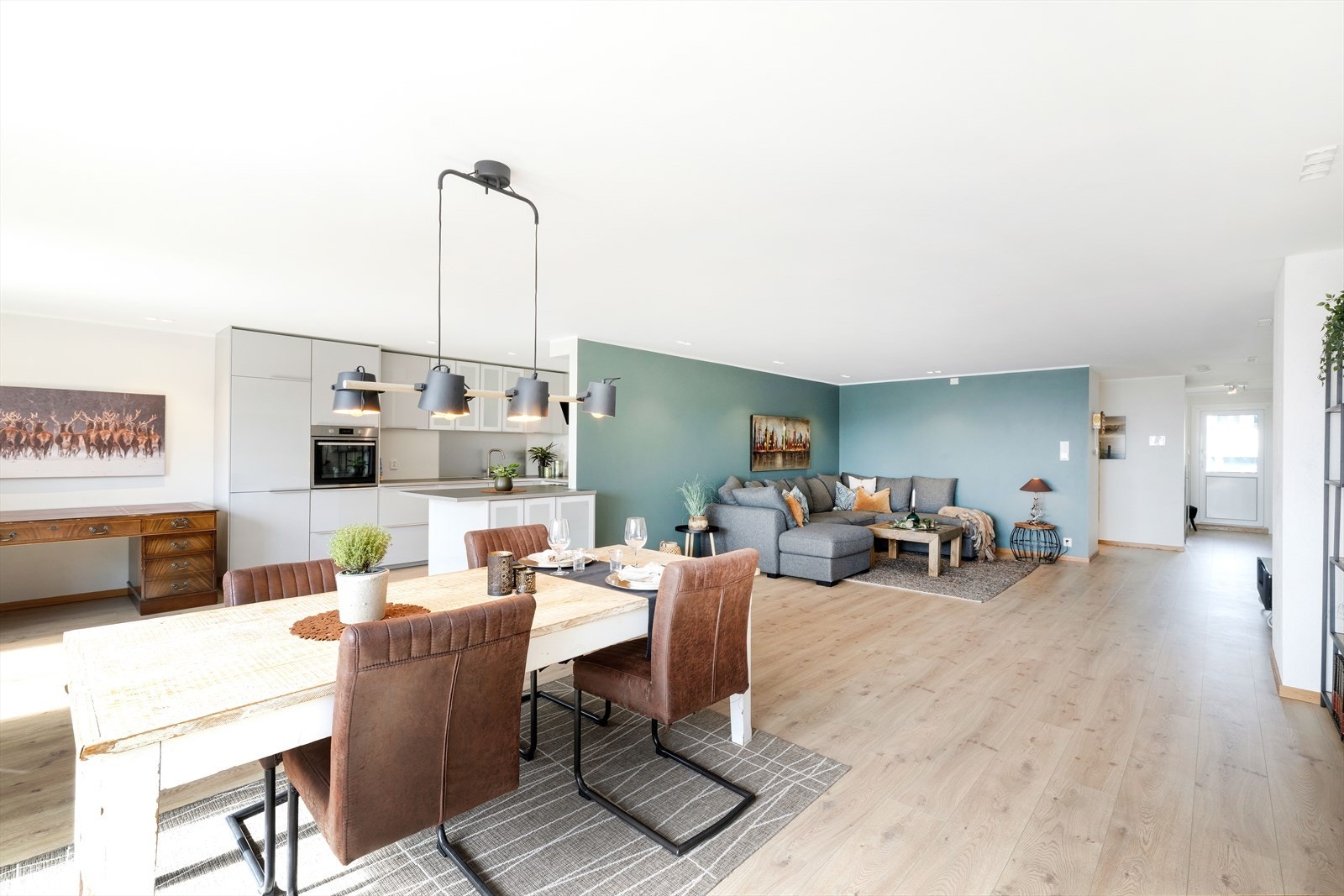 I stuen er det god plass til sofagruppe med tilhørende møblement samt spisebord i overgangen mot kjøkken. Galleribilde