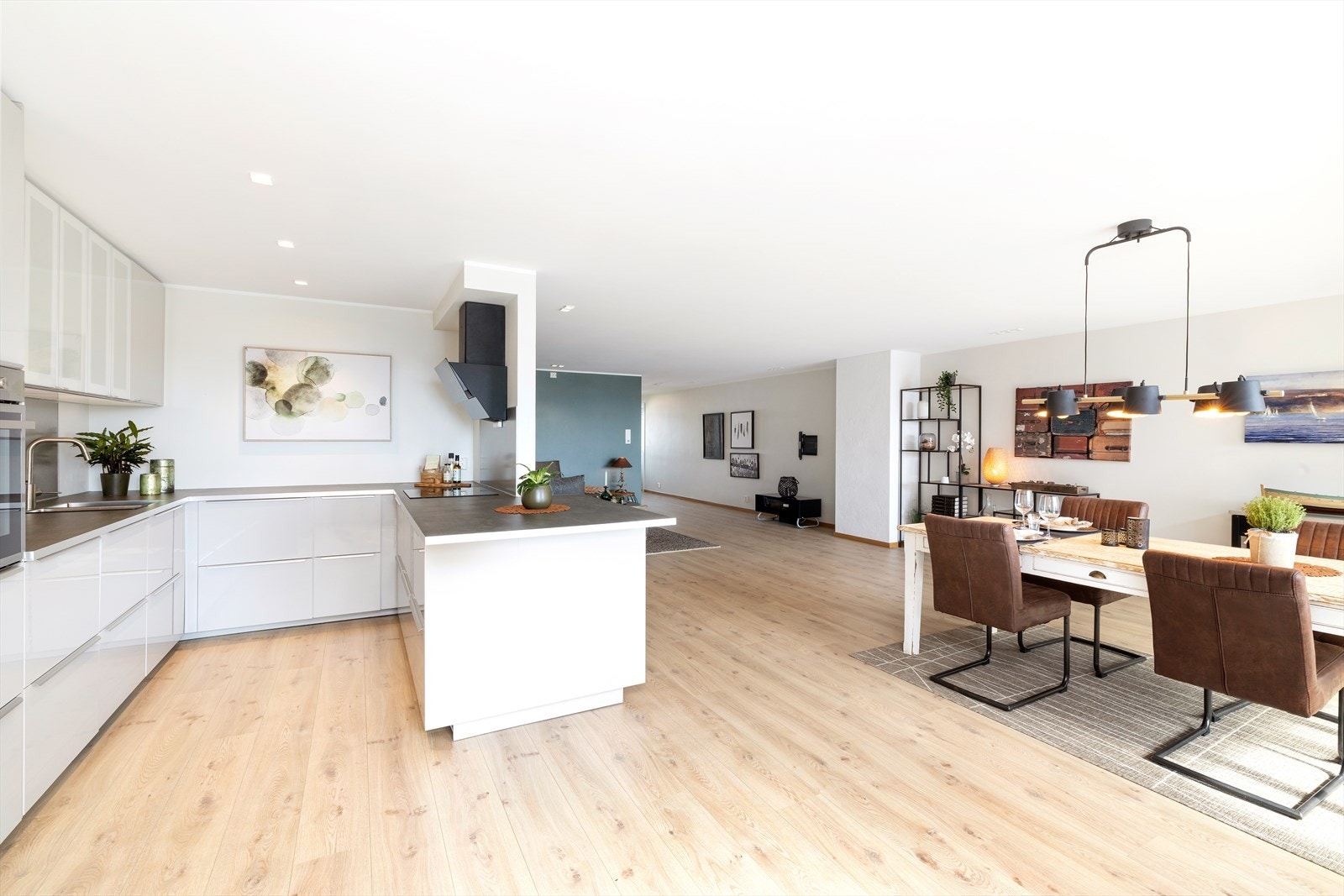 Kjøkkenet er praktisk plassert i rommet, i en åpen men samtidig skjermet løsning mot stuen Galleribilde