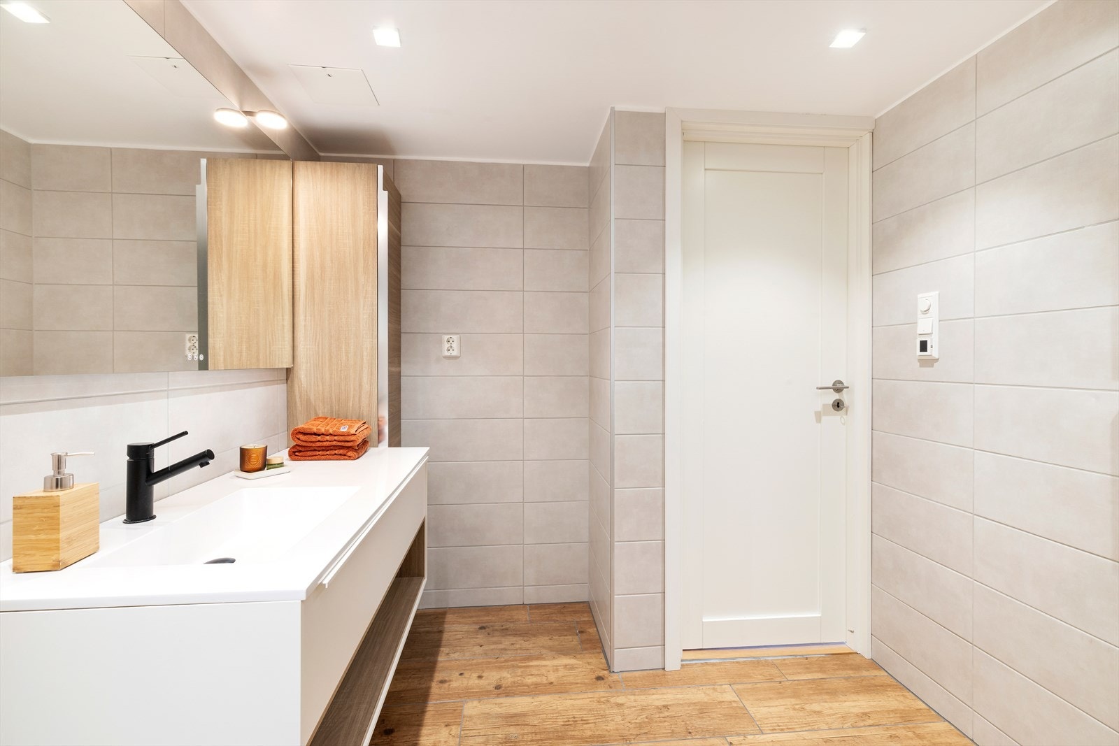 På baderommet er det servant med oppbevaring, vegghengt toalett, dusjhjørne og hyller. Galleribilde