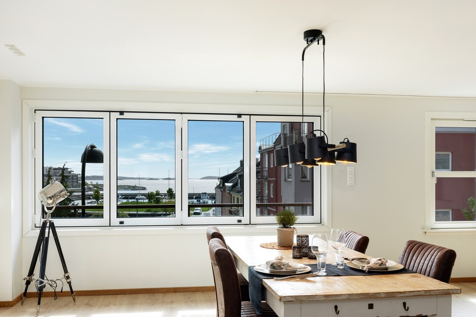 Flott 3-roms selveierleilighet med nydelig sjøutsikt, heis, balkong og garasjeplass i kjeller. Oppusset i 2019. Galleribilde