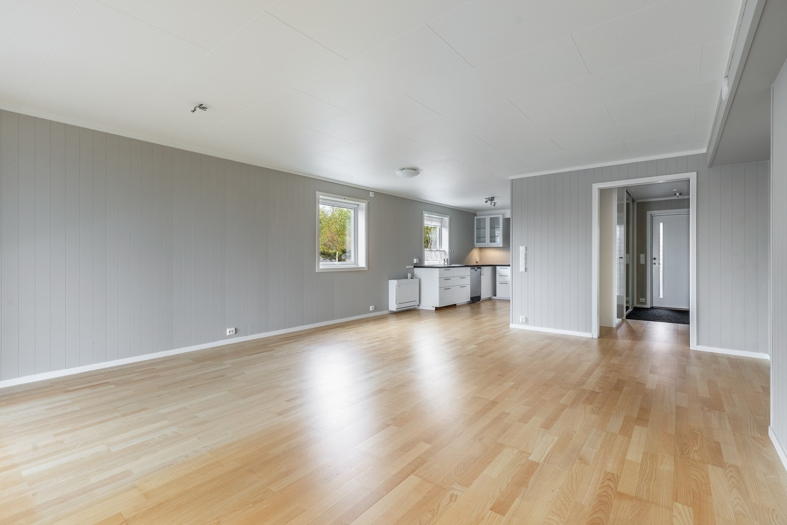 Stue og kjøkken er i praktisk åpen løsning - sosial og praktisk løsning Galleribilde