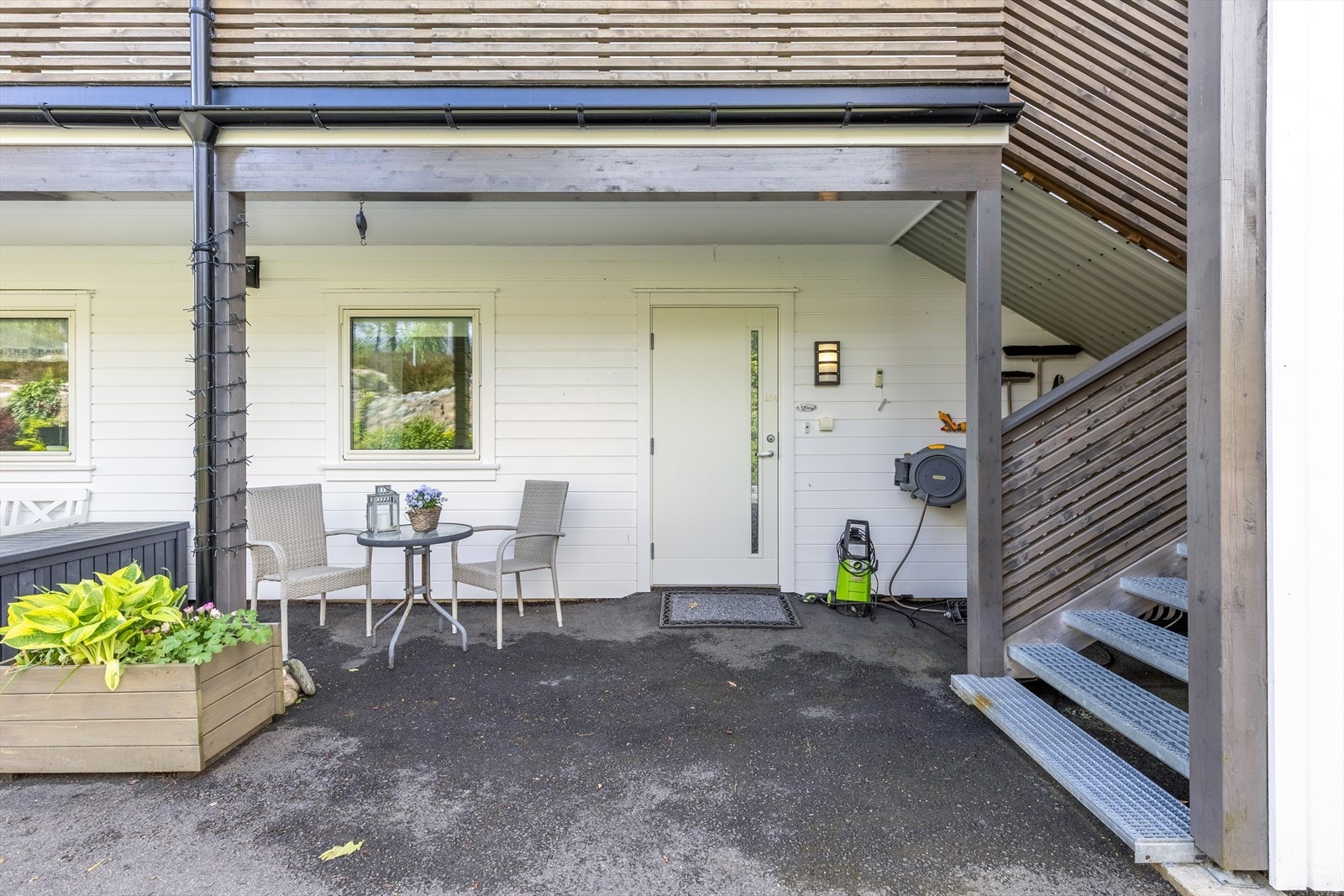 Overbygd inngangsparti med plass til en liten sittegruppe Galleribilde