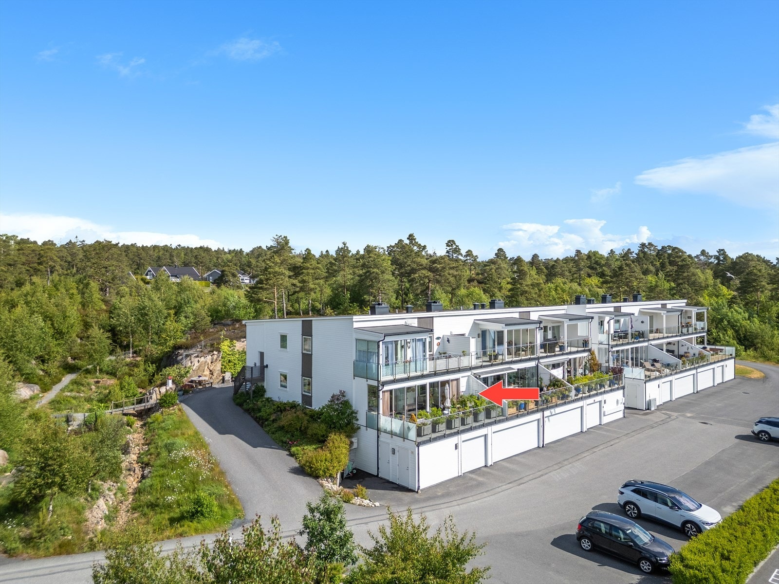 Leiligheten har adkomst fra bakkeplan og praktisk planløsning Galleribilde