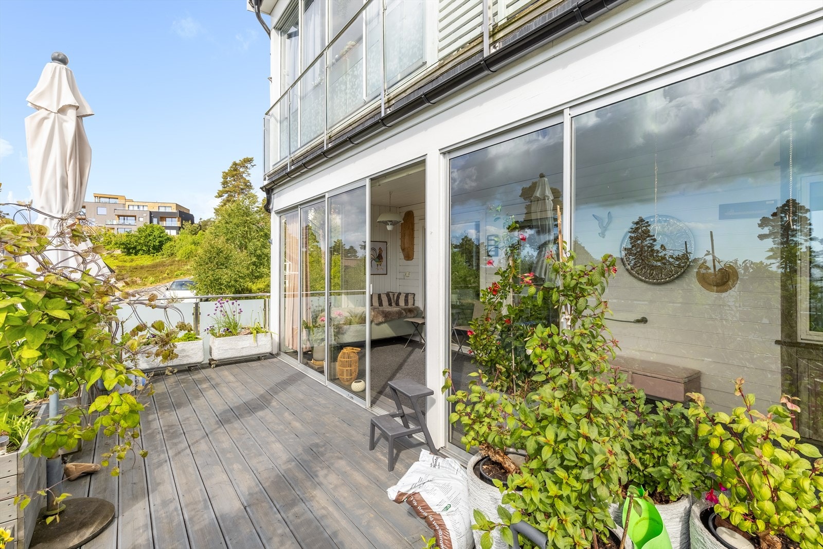 Hyggelig terrasse med gode solforhold Galleribilde