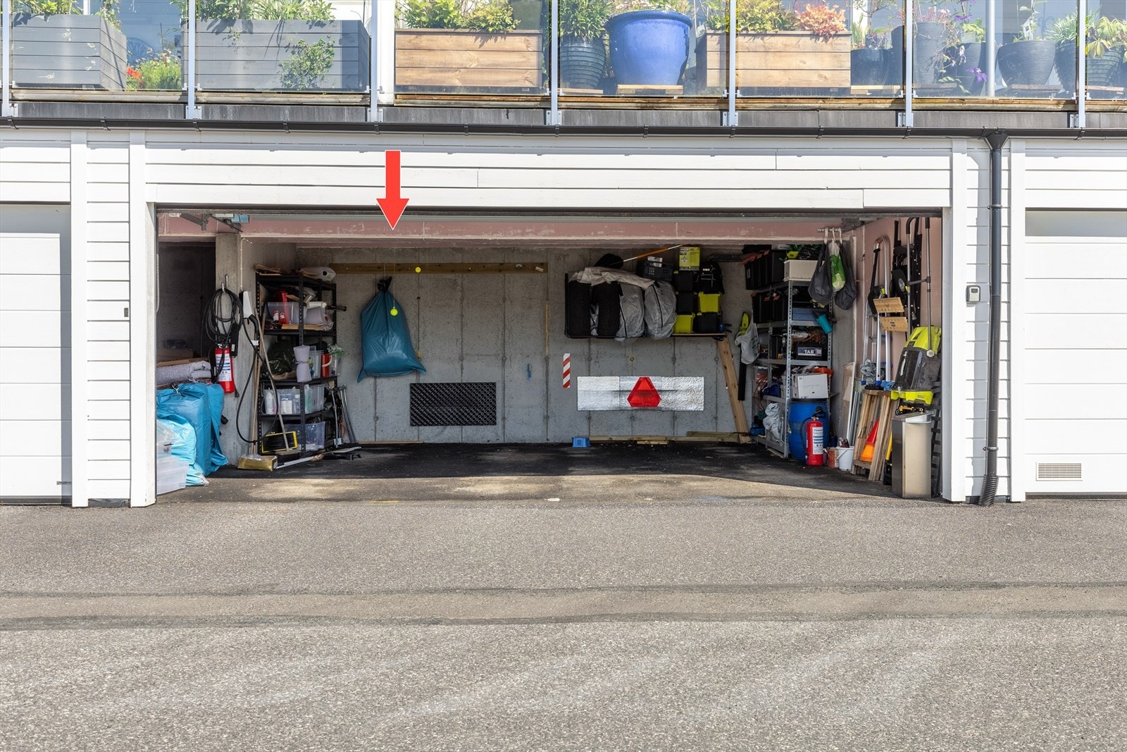 Parkering i garasje med el-bil lader Galleribilde