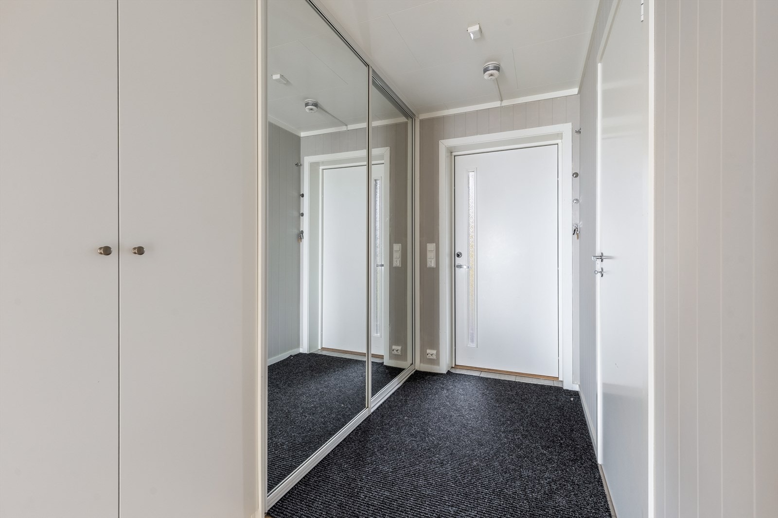 Gangen har godt med lagringsplass Galleribilde