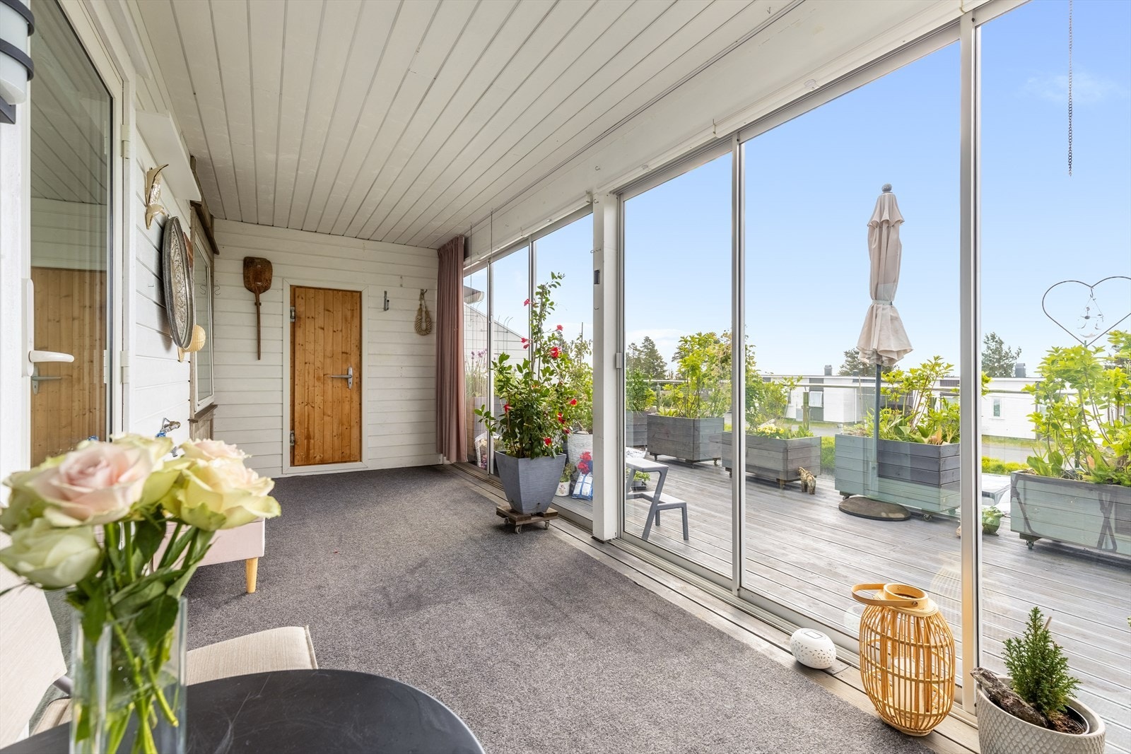 Her kan man sitte "inne" på kjøligere dager og trekke ut når man vil nyte solen Galleribilde