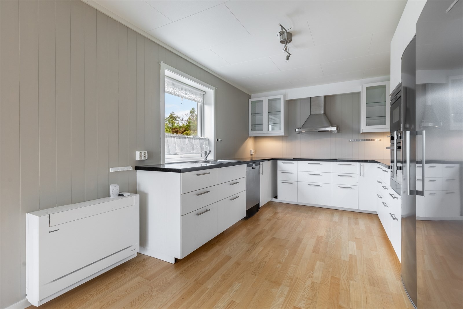 Lyst og fint kjøkken med god skap - og benkeplass Galleribilde