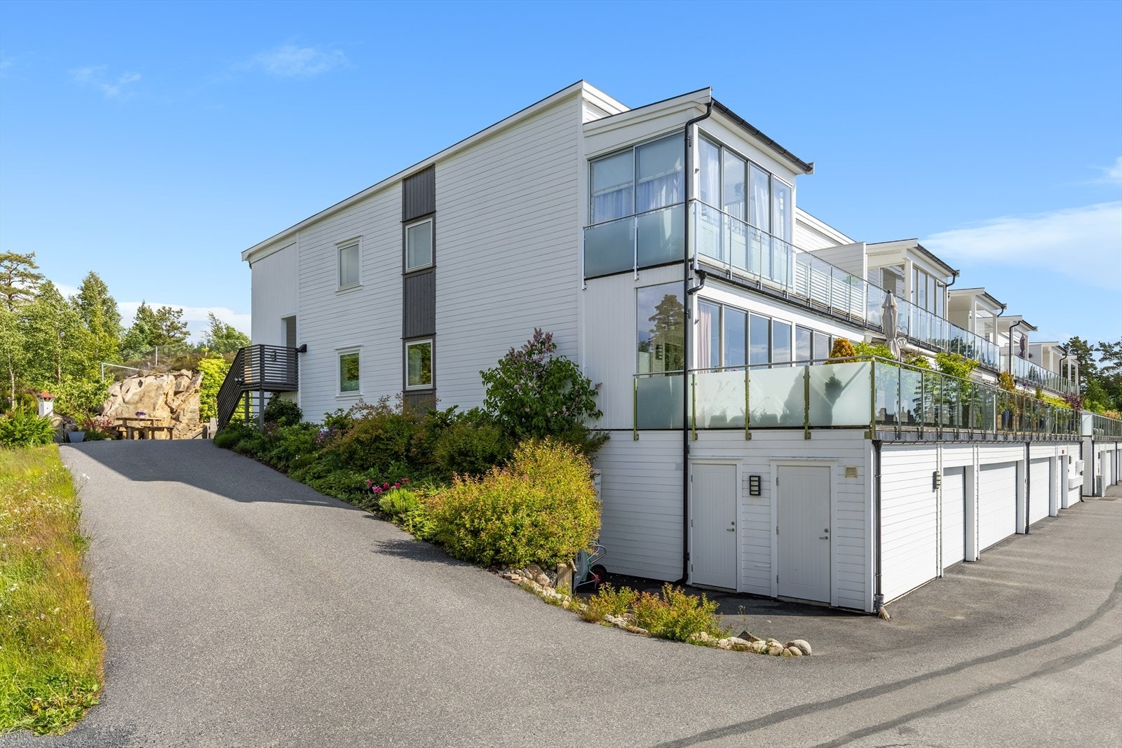 Leiligheten ligger i byggets 1. etasje og har inngang fra bakkeplan Galleribilde