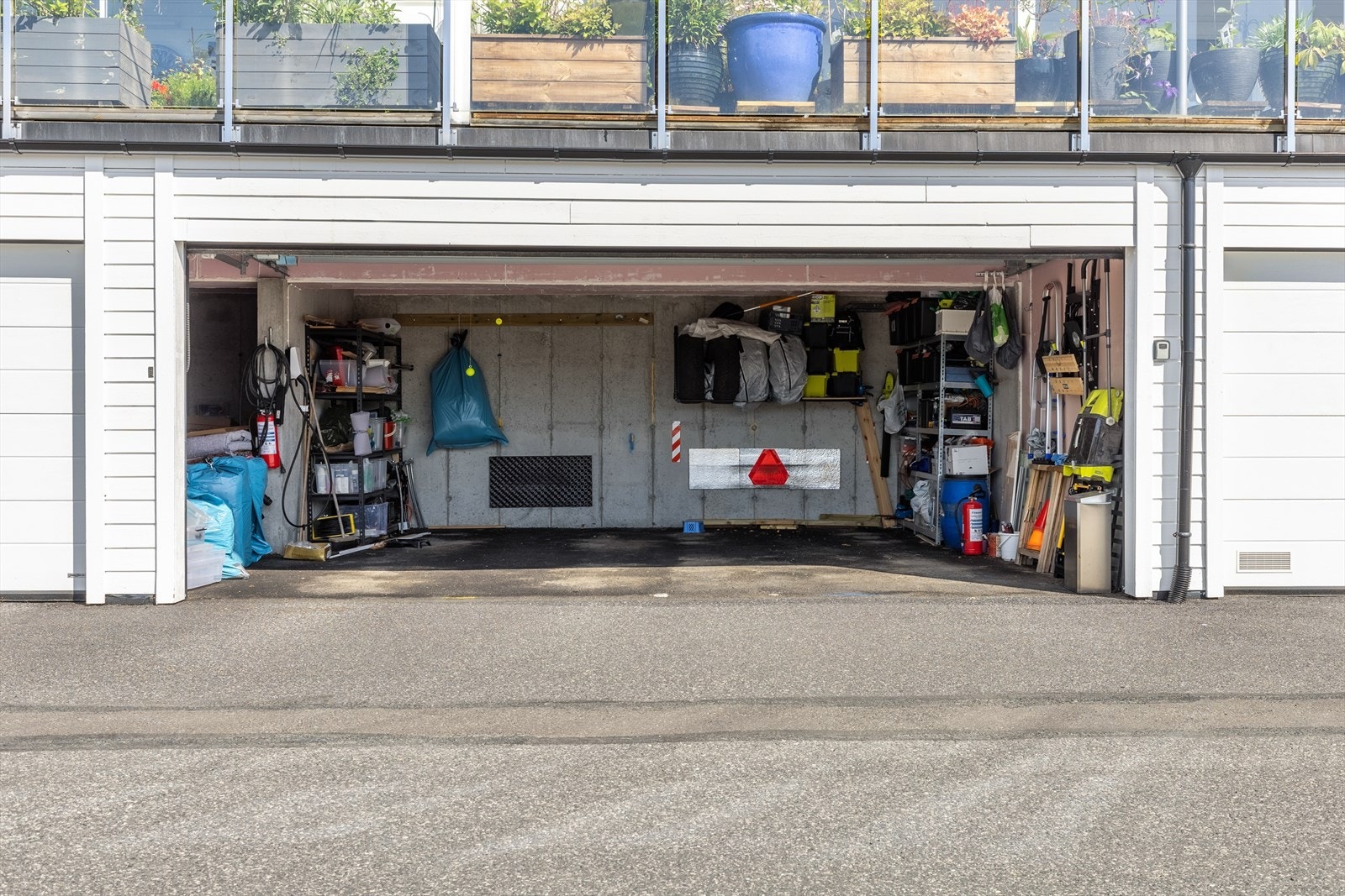 Garasjeplass til venstre Galleribilde