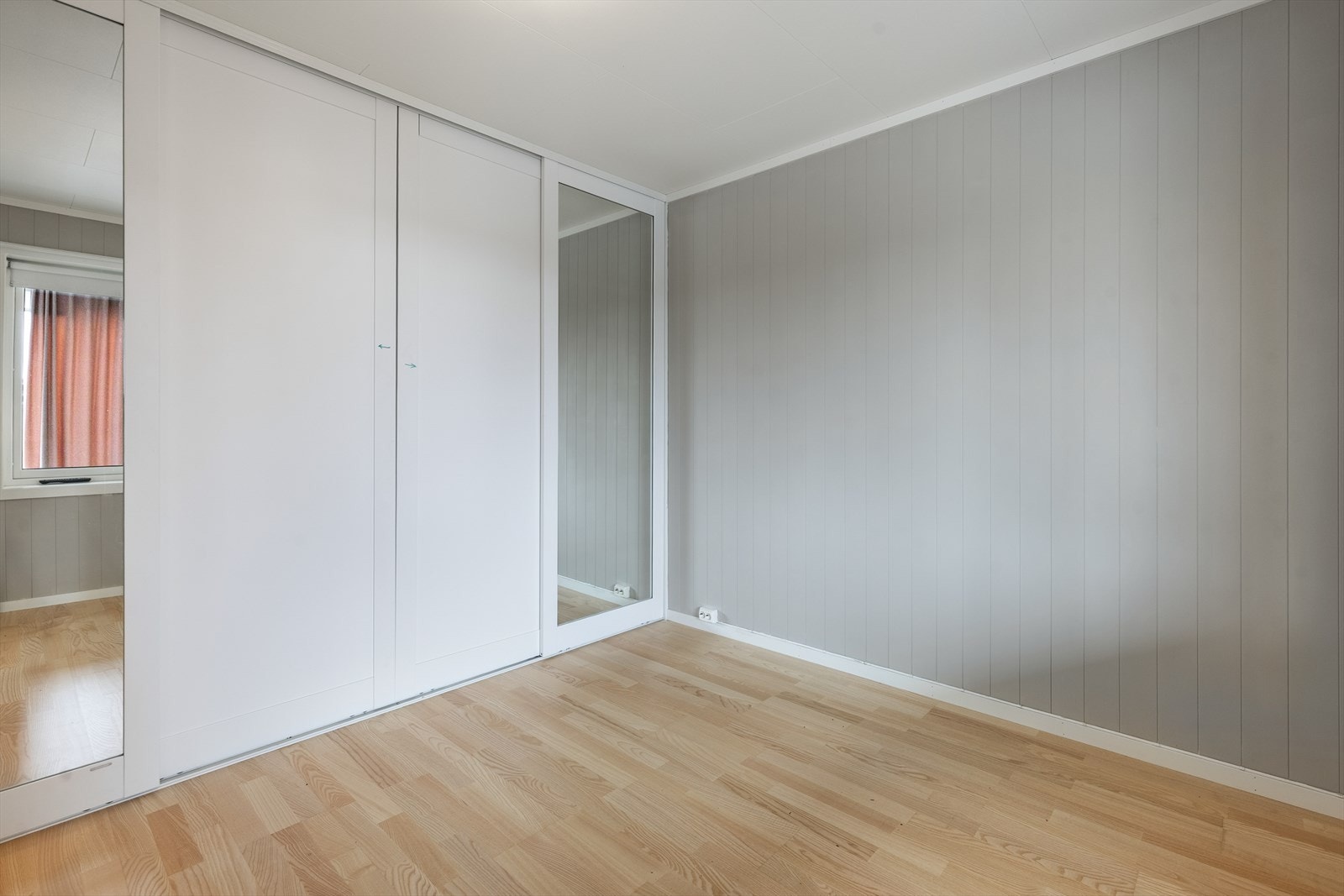 God plass til klær og oppbevaring i skap Galleribilde