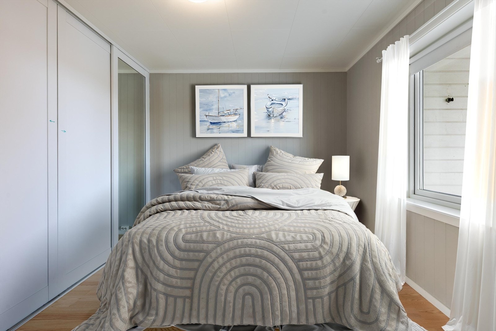 Pent soverom med plass til dobbeltseng og skyvedørsgarderobe - bilde er digitalt møblert Galleribilde