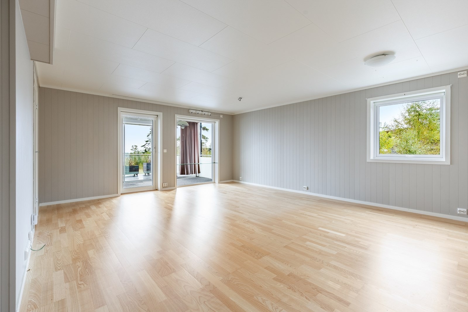 Romslig stue med gode møbleringsmuligheter etter eget ønske Galleribilde