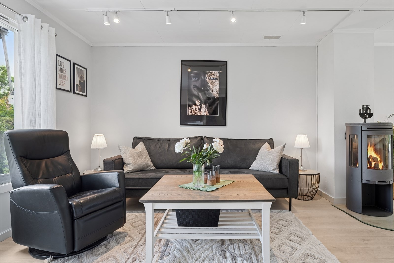 Stuen, integrert i en åpen løsning med kjøkkenet, er et romslig og lyst rom som innbyr til fleksibel innredning med plass til både TV-krok, stort spisebord og møbler etter eget ønske. Galleribilde