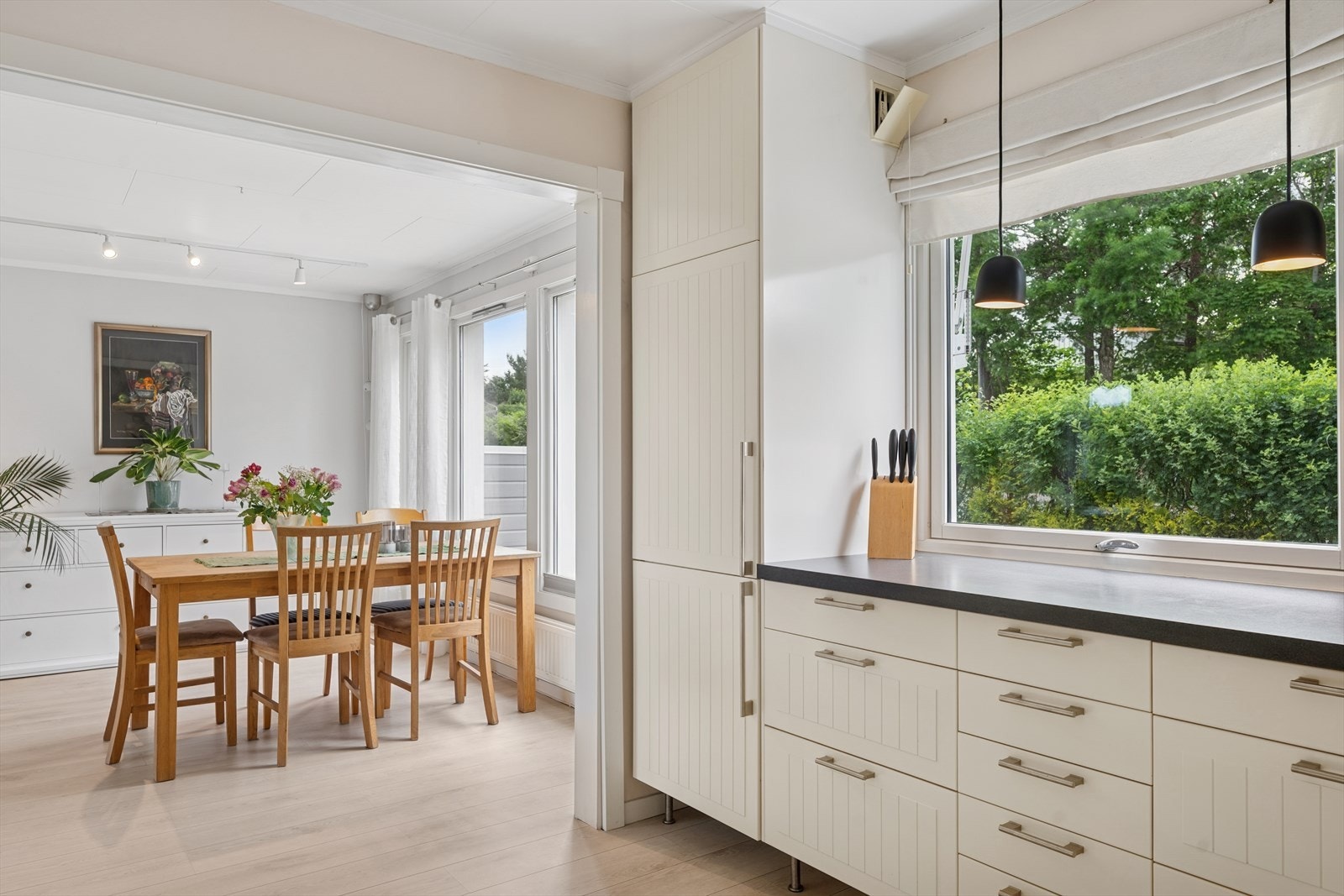 Store vinduer og en glassdør med utgang til terrasseområdet slipper inn rikelig med dagslys, og utnytter boligens beliggenhet til det fulle. Galleribilde