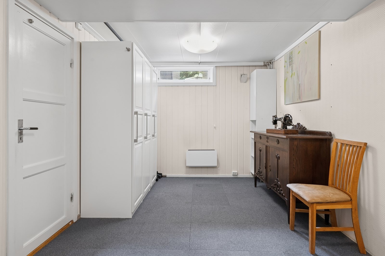 Gangen har rikelig med oppbevaringsmuligheter. Galleribilde