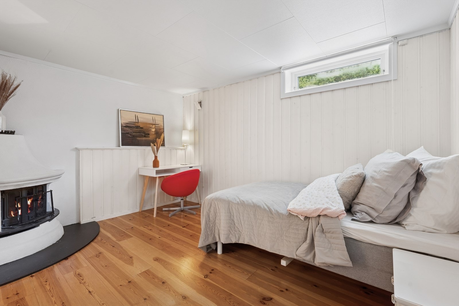 Kjellerstuen er et allsidig og innbydende rom, som i dag benyttes som ekstra soverom. Peis med innsats skaper en lun og hyggelig atmosfære. Merk at rommet ikke er godkjent for varig opphold. Galleribilde