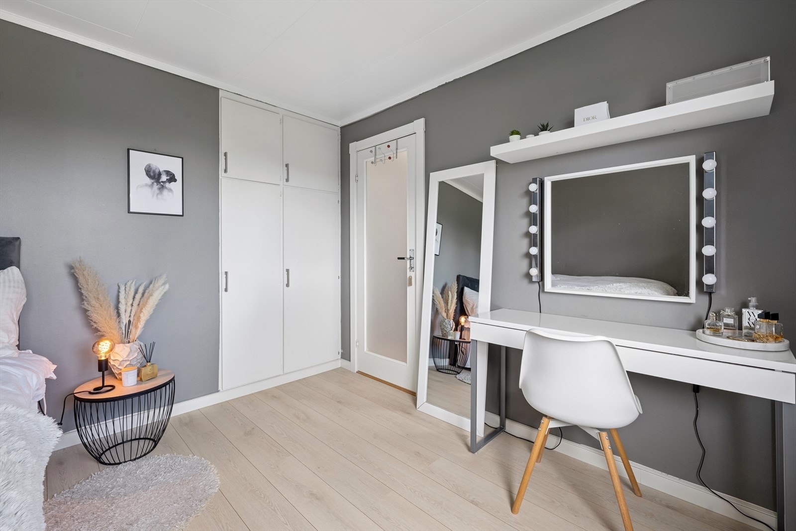 Boligen har tre romslige soverom, alle med slitesterkt laminatgulv og tapetserte eller malte vegger, som gir en lys og innbydende atmosfære. Galleribilde