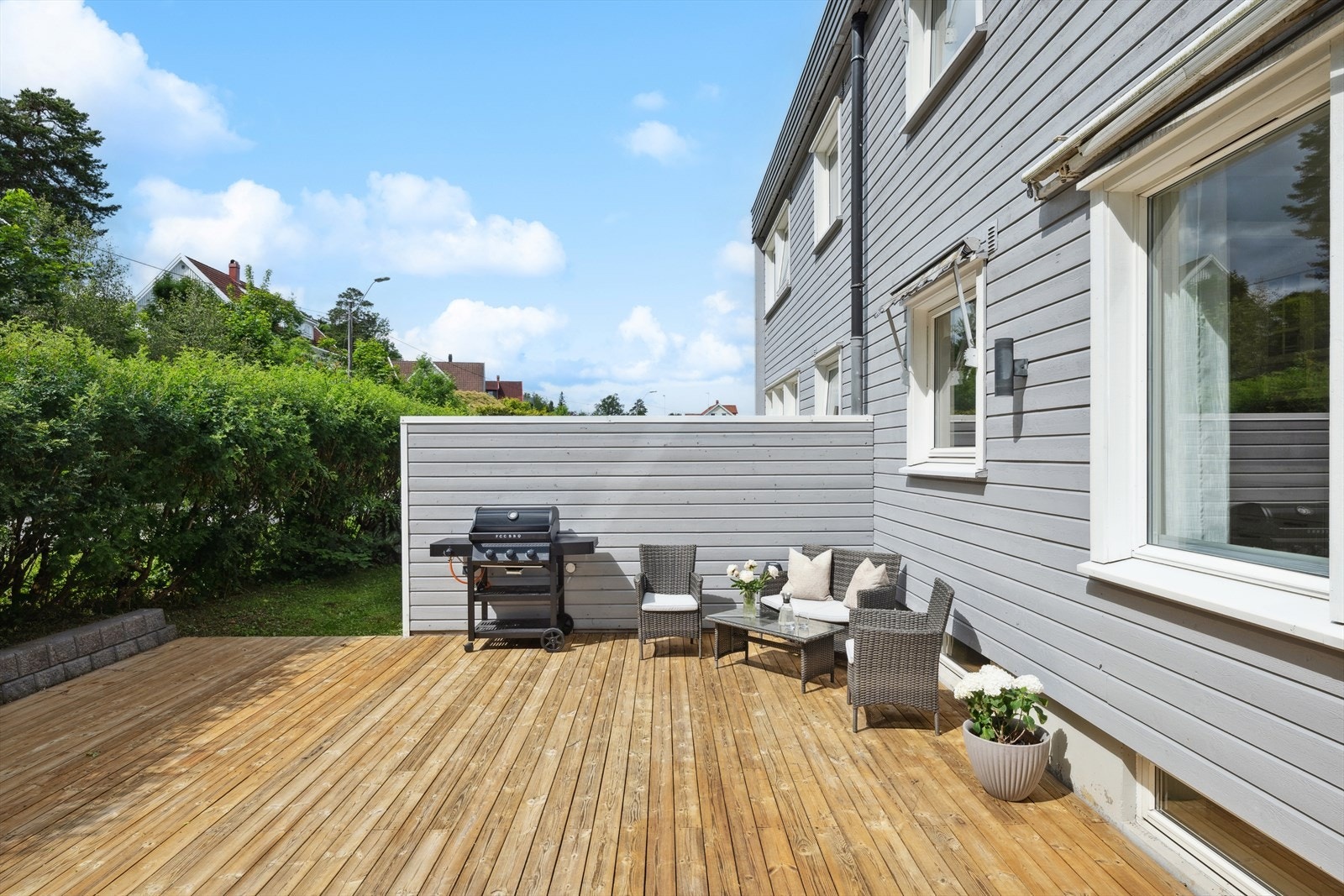 Terrassen tilbyr god plass til å innrede med utemøbler som grill, loungegruppe eller spisebord med stoler, og kan tilpasses etter personlige ønsker for å skape drømmeuteplassen. Galleribilde