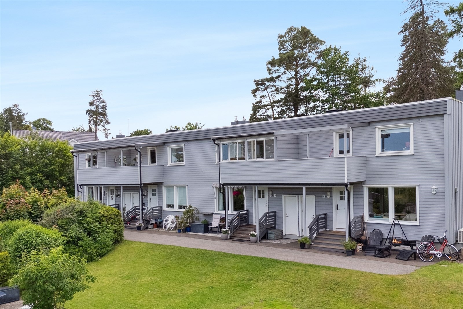 Boligen ligger i et meget populært og barnevennlig boligområde, med gode solforhold og kort vei til det meste man skulle trenge i hverdagen. Galleribilde