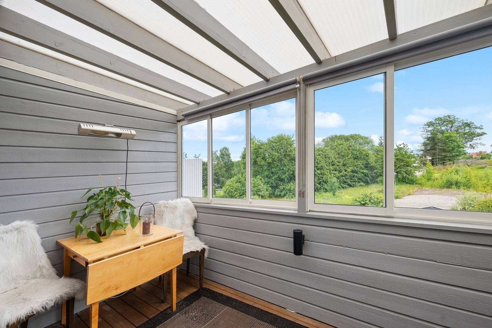 Den innglassede balkongen på ca. 7 m² ligger over inngangspartiet og gir en følelse av å forlenge andre etasje - et perfekt sted å nyte morgensolen i rolige omgivelser. Galleribilde