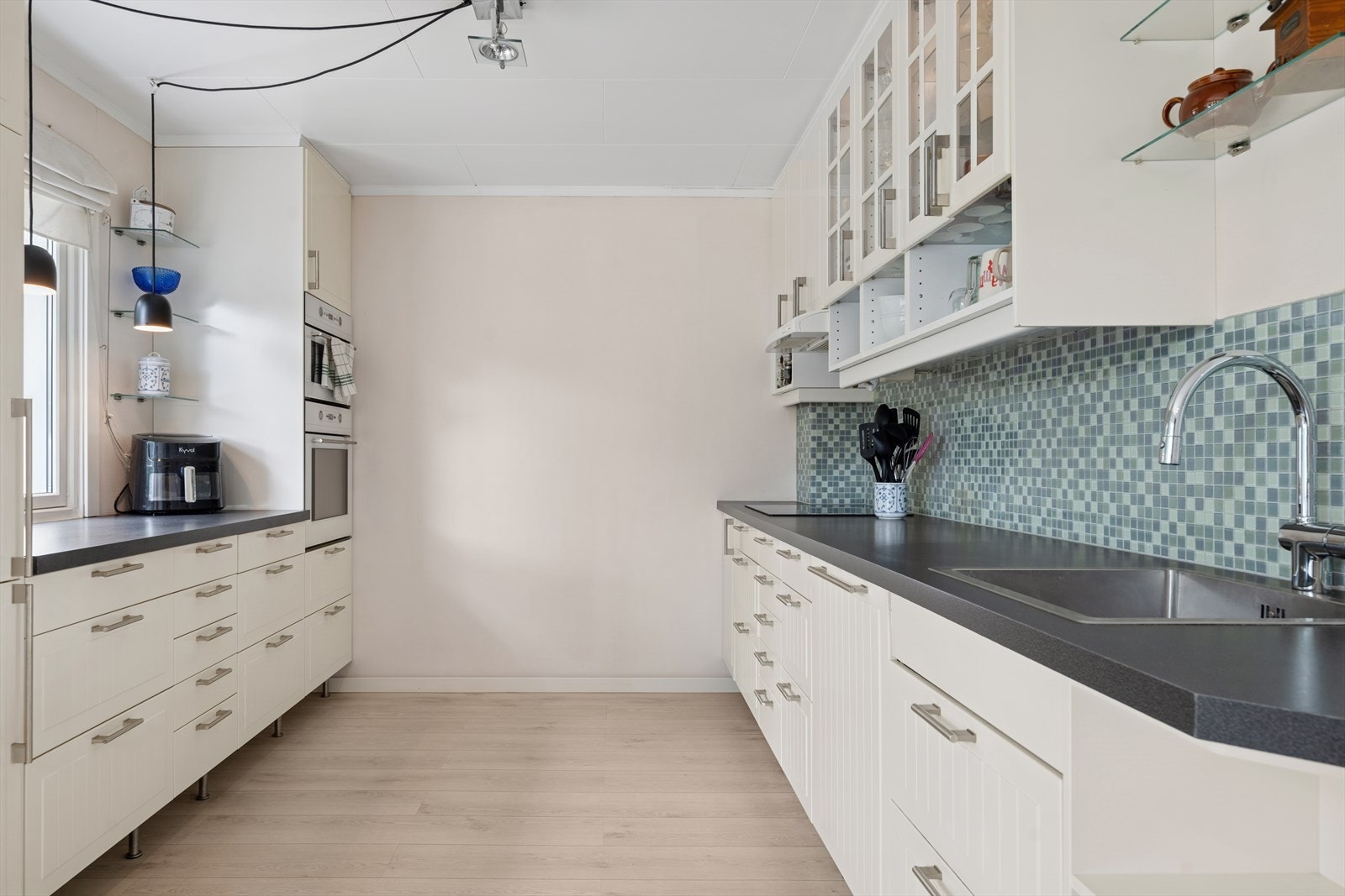 Kjøkkenet er utstyrt med integrerte hvitevarer, inkludert kjøl/fryseskap, oppvaskmaskin, platetopp, mikrobølgeovn og stekeovn, samt en vask i rustfritt stål og en slitesterk laminatbenkeplate. Galleribilde
