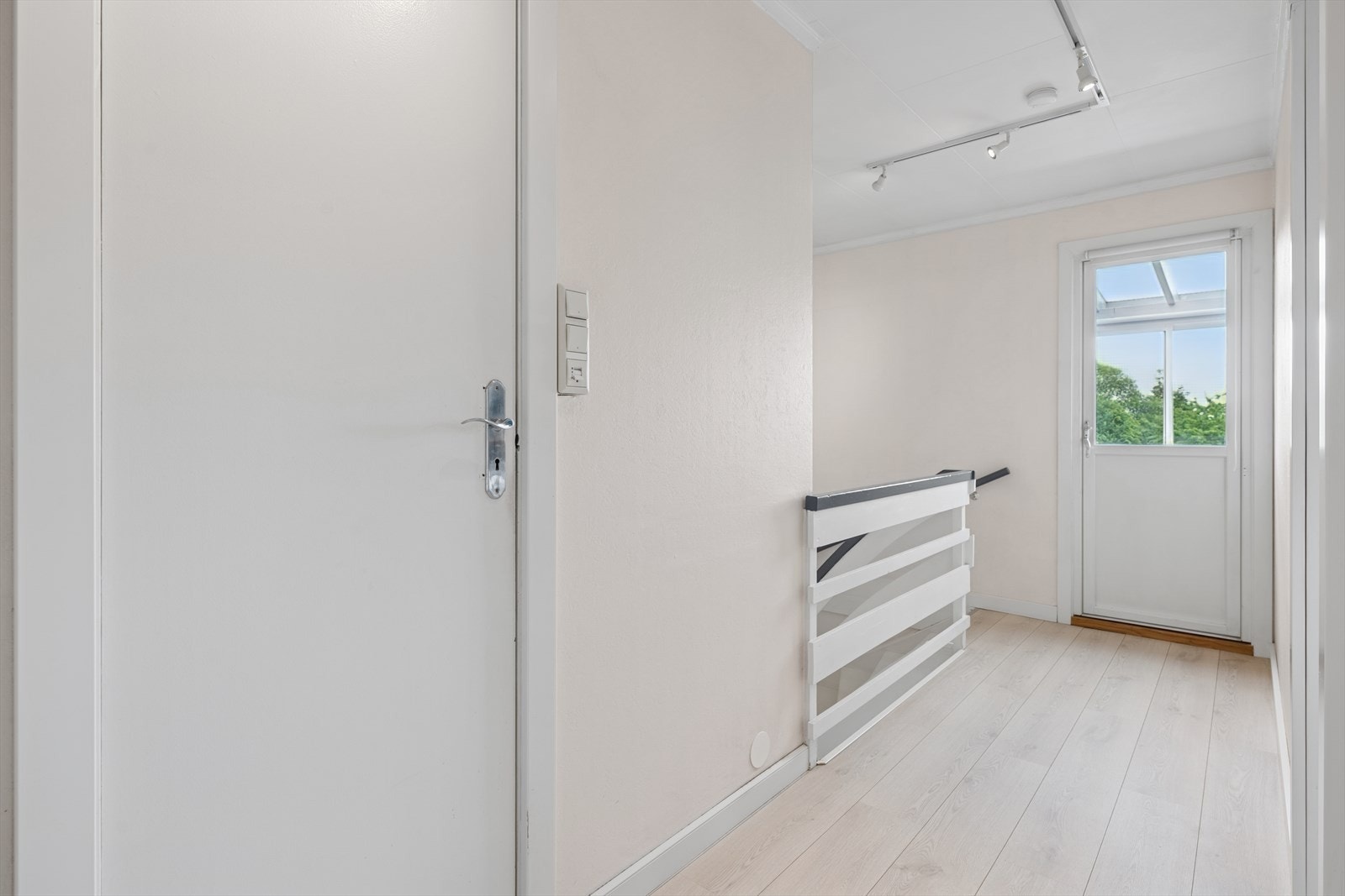 Gangen i andre etasje gir en luftig og åpen følelse, og binder sammen hovedbadet, soverommene og den innglassede balkongen. Galleribilde