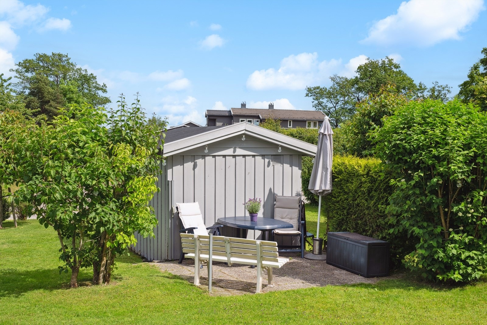 Boligen disponerer noe ut hageflekken på fremsiden av huset også. Galleribilde