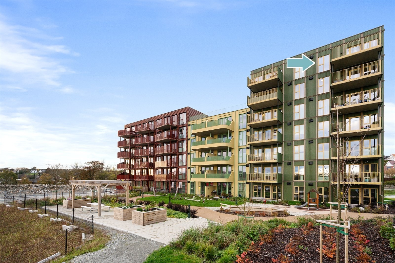 Det er et koselig fellesområde foran leilighetsbygget. Galleribilde