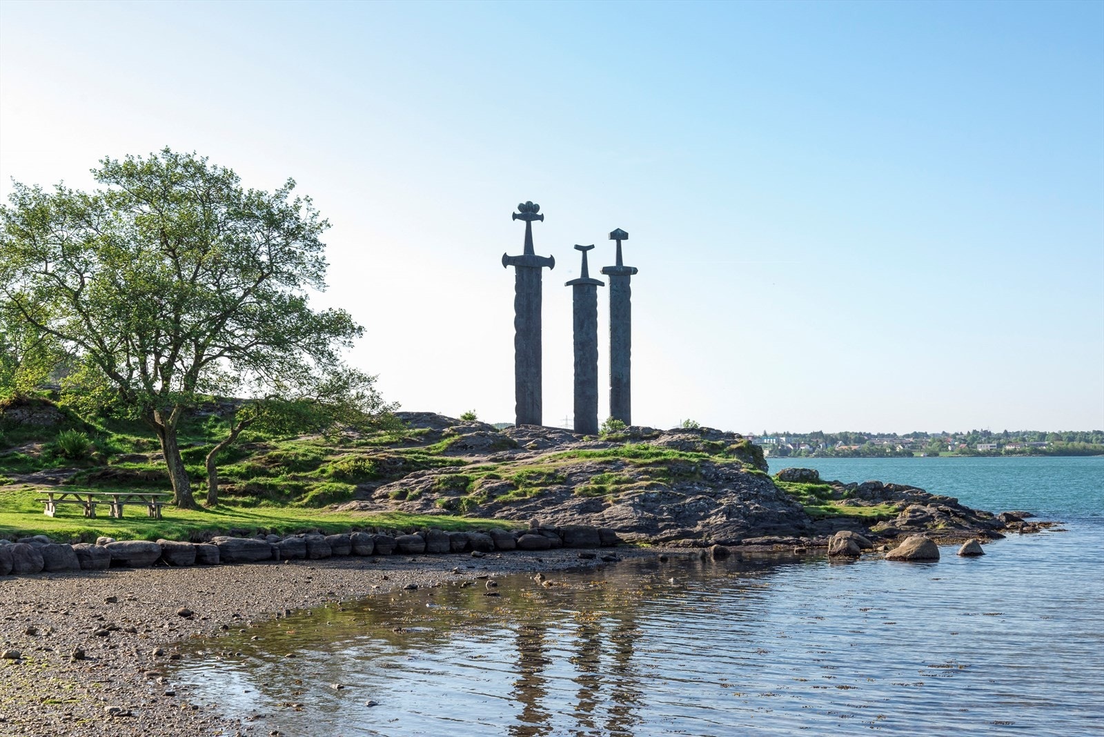 Badeplassen Møllebukta ved Hafrsfjord er 10 minutter unna Galleribilde