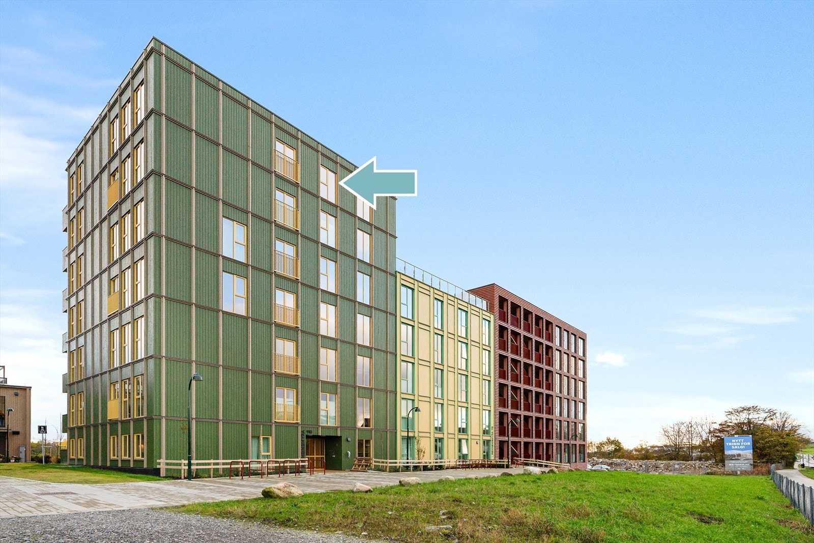 Nordsiden av bygget. Pilen er på badet til hovedsoverommet. Galleribilde