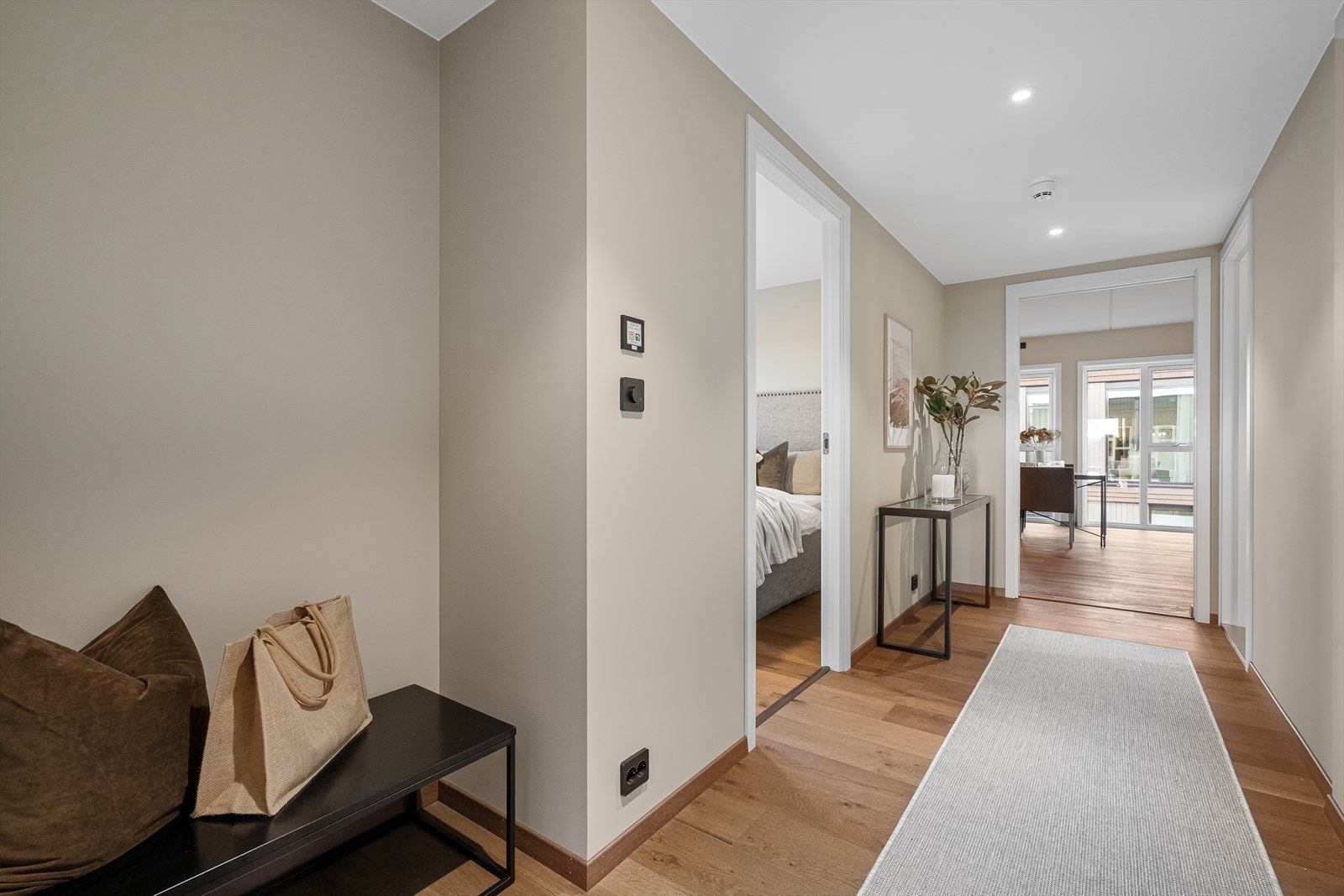 Leiligheten er oppgradert med blant annet spotter med dimmer i entré og bad. Galleribilde