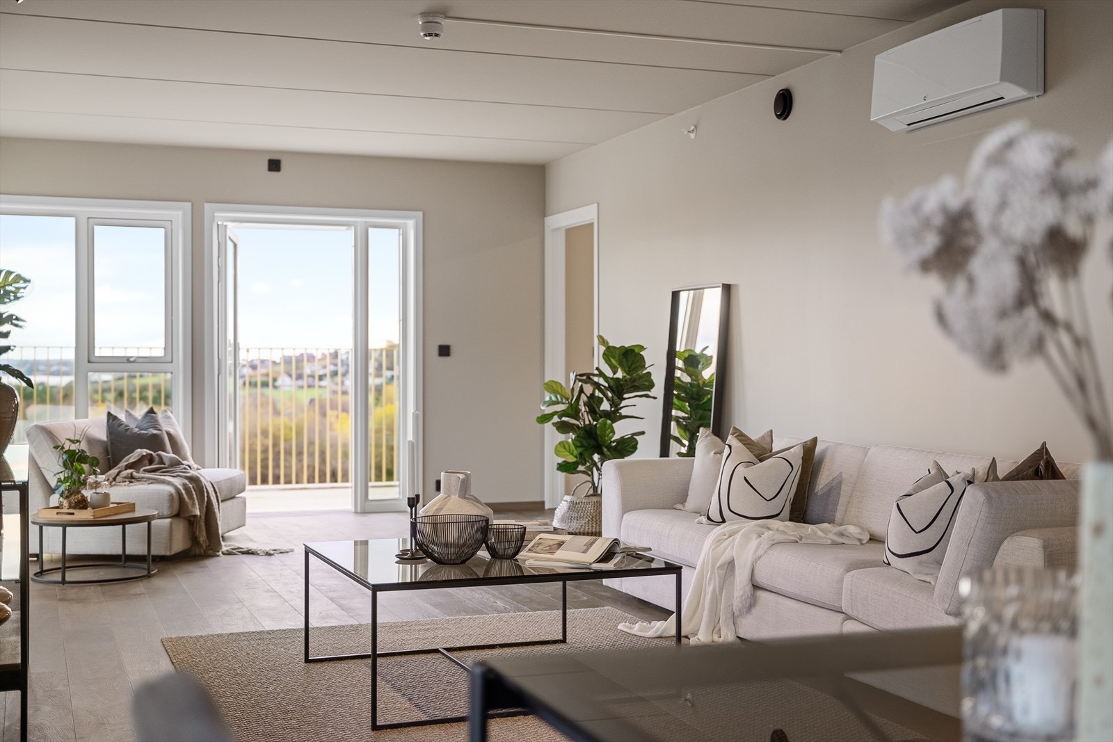 Vannbåren varme med viftekonvektor på vegg i stue/kjøkken og varmekabler på begge bad. Galleribilde