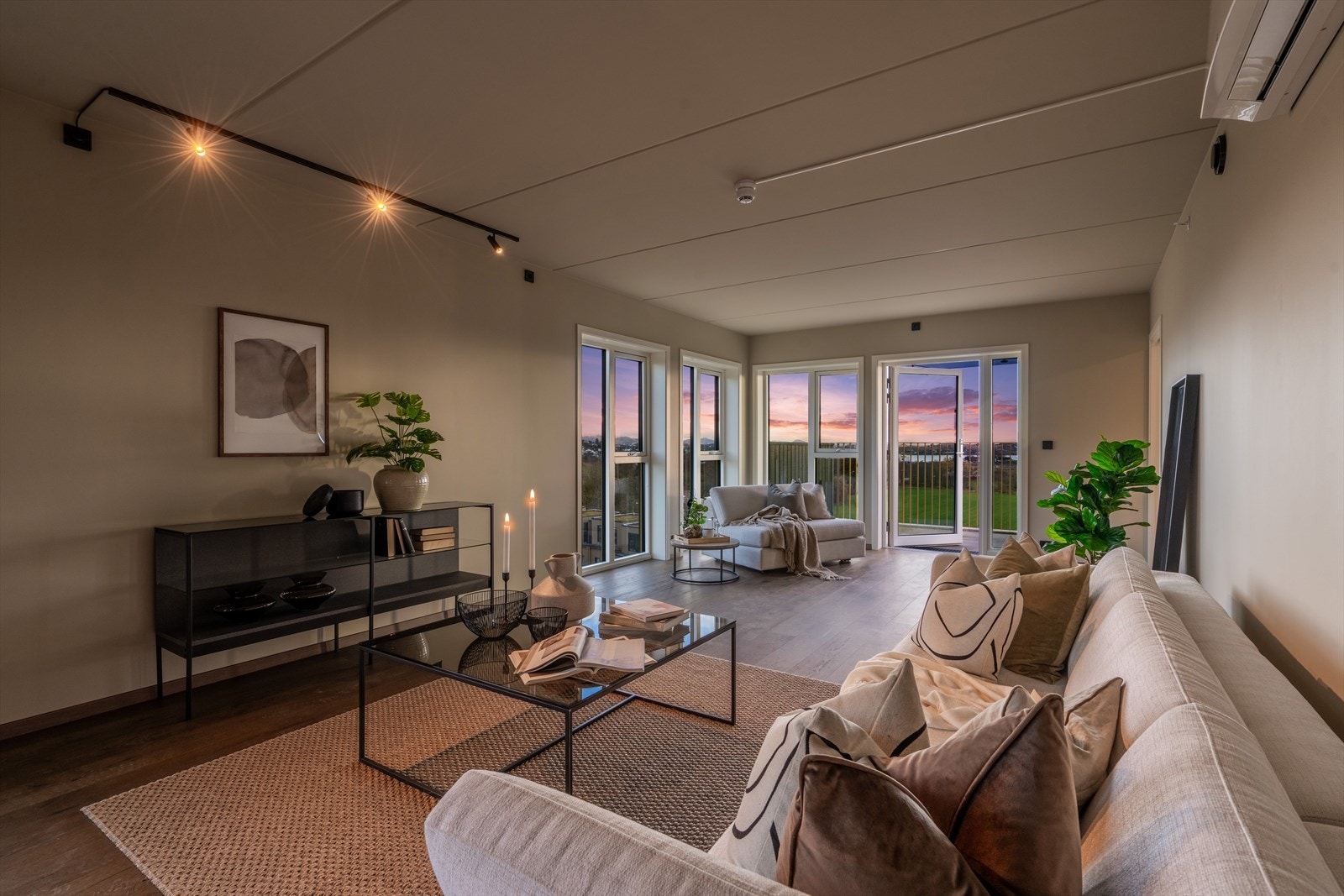 Fra øverste etasje i bygget skuer du fint utover Madla Galleribilde