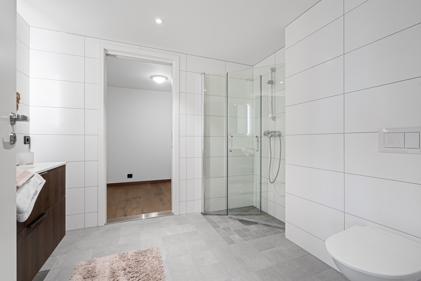 Bad/ vaskerom med tilgang til bod i bakkant Galleribilde