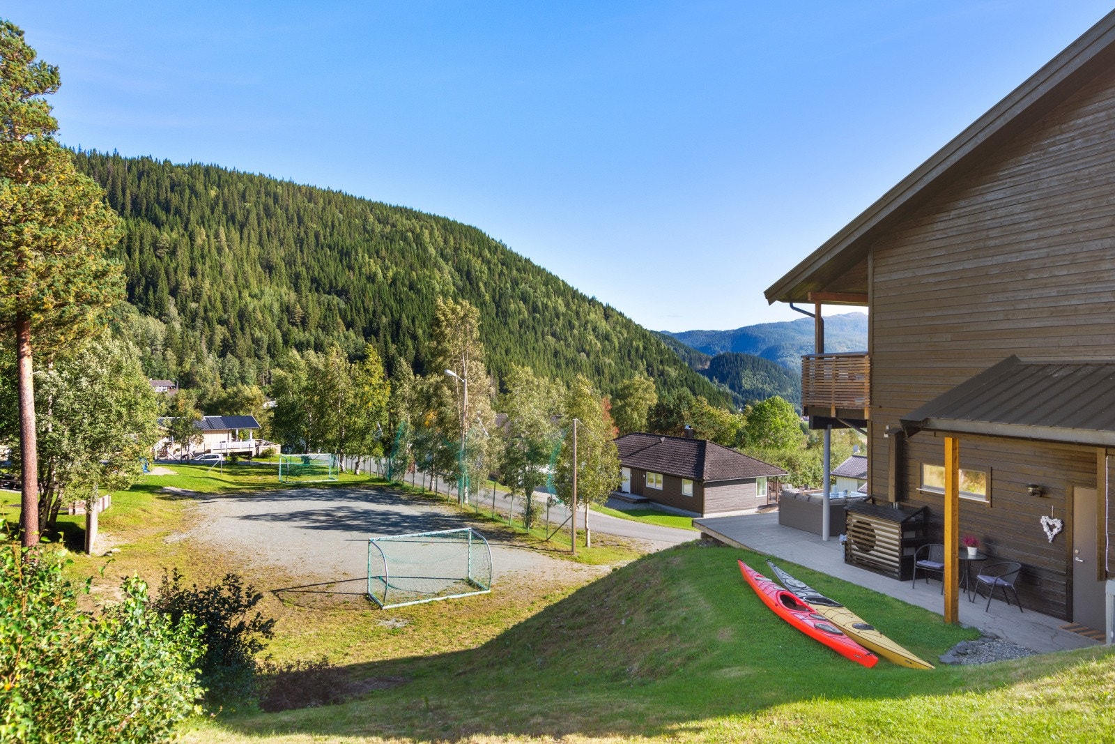 Til barnas store glede er det umiddelbar nærhet til et friareal med fotballbane. Galleribilde